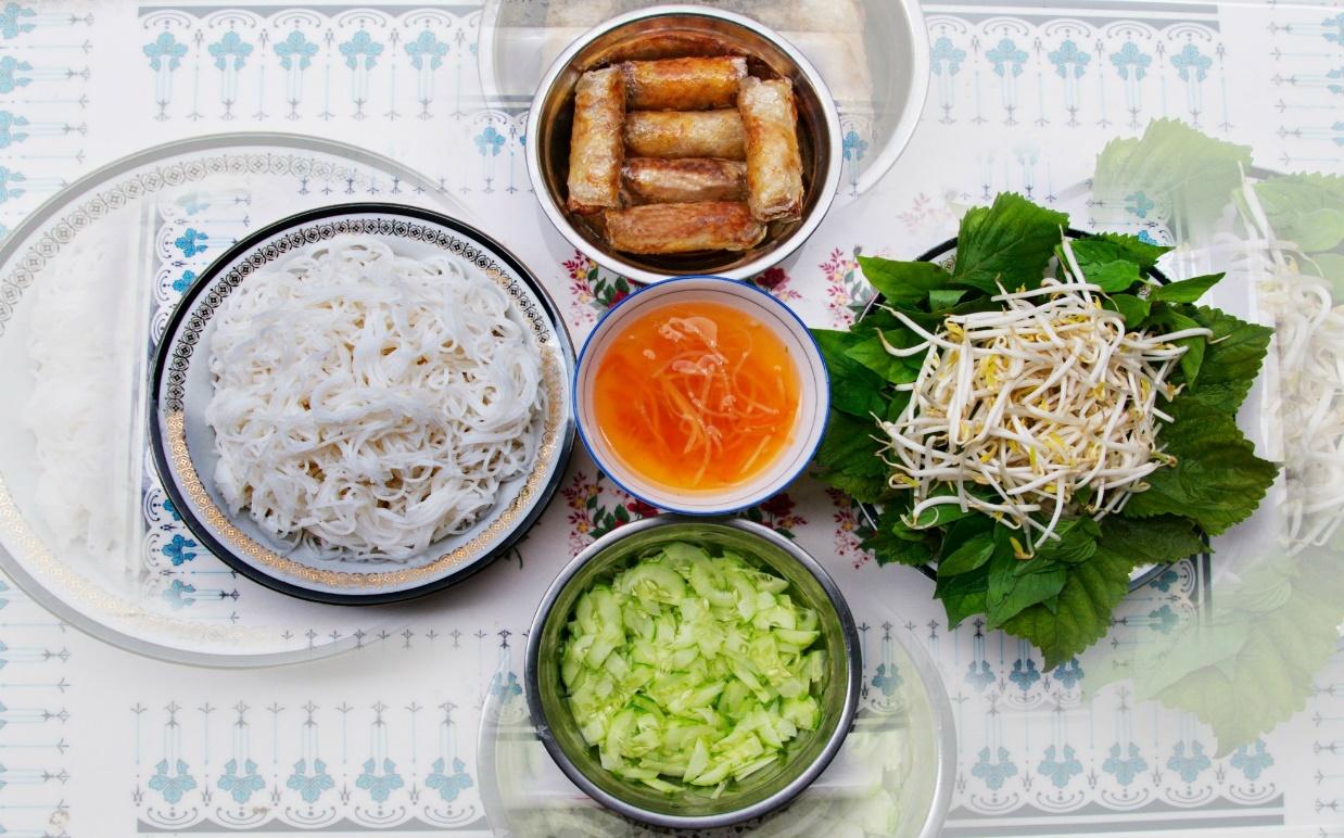 Người dân địa phương mua sắm và tương tác tại Chợ Cây Dừa